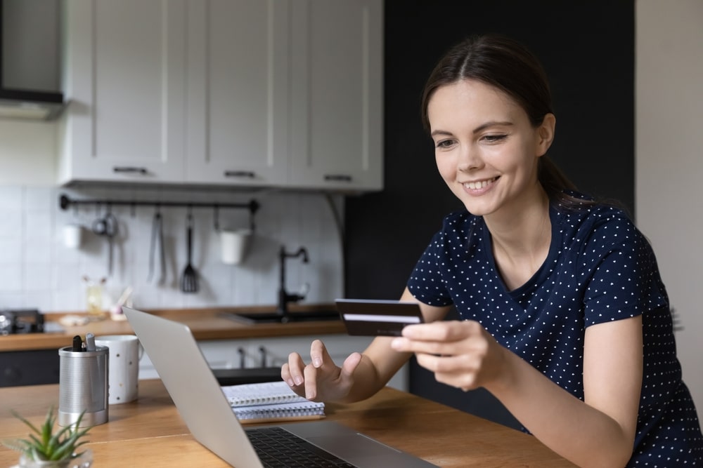 Comment choisir entre renégocier et racheter un crédit